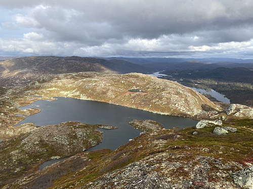 Fra 1147-toppen mot Arbunuten og Øvre Arbunuttjørna. I bakgrunnen sees også Arbuvatnet og Vågslivatnet