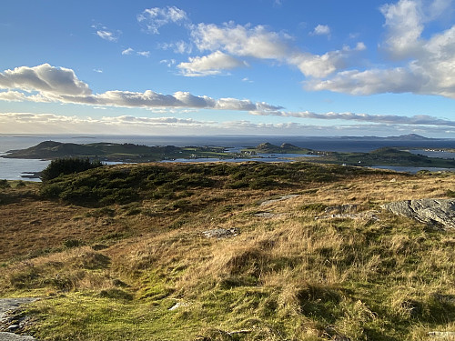 Same utsikt vestover. Me ser Klosterøy og Fjøløy nærast, og Boknafjellet og Karmøy som ei rand bakerst