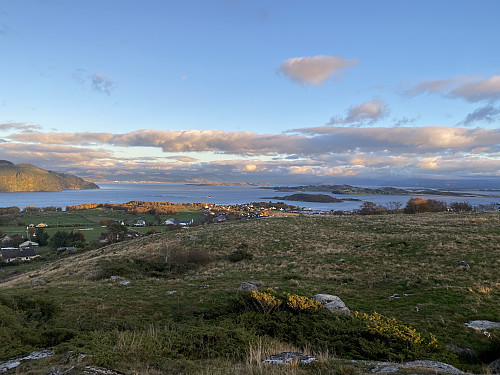 Frå nordre toppen på Askjevarden med utsikt austover mot bl.a. Tau, Hidle og Åmøy
