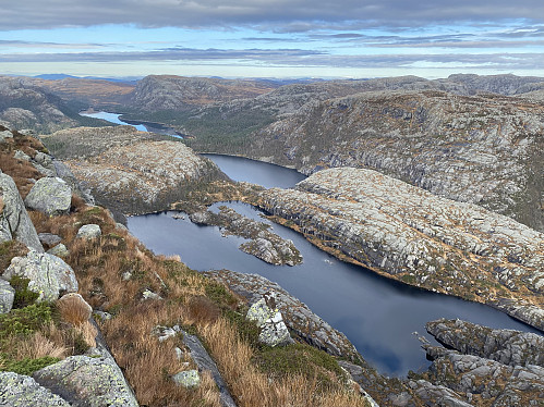 Frå stupkanten mot Dalavatnet, Kvednavatnet og Longavatnet