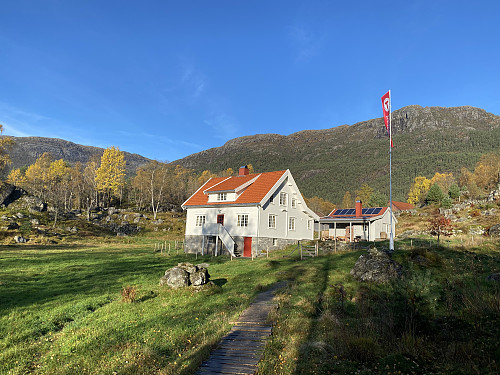 Framme på folketomme Bakken med turmålet oppe til venstre