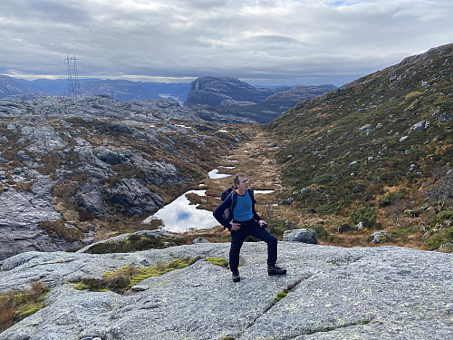 Ovanom mastene på Butona med utsikt mot Neverdalsfjellet