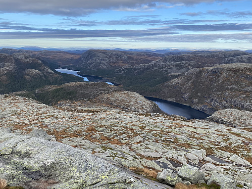 Mot Kvednavatnet og Longavatnet med Vardhusheia. Det er dette dalføret som dannar austgrensa for Jørpelandsheia mot Krøys