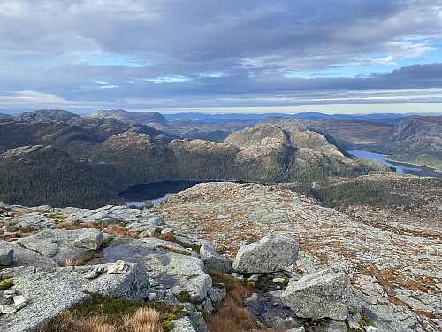 Mot Svartavatnet og Longavatnet. Dominerande toppar er Heiahodnet, Reinaknuten, Liaknuten og Vardhusheia