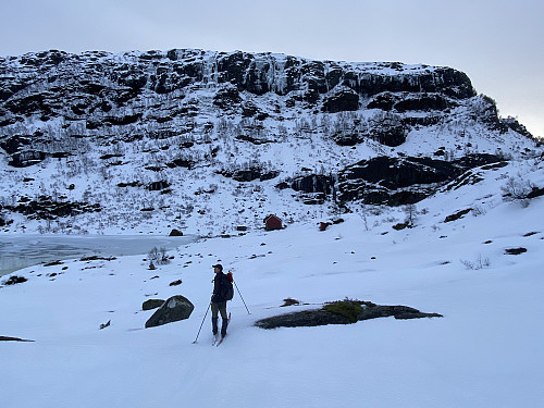 Ved Håvardsvatnet under bratte Skute