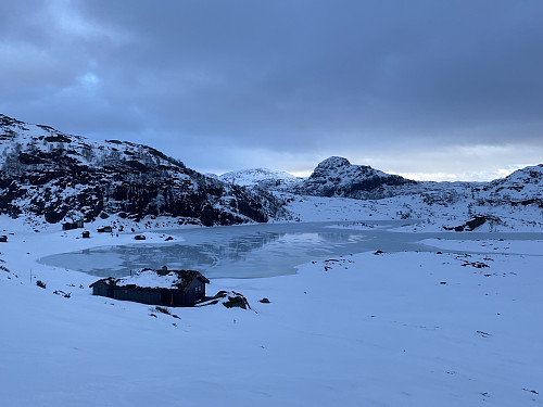 Ved Frøkedalsvatnet med utsikt mot Gullingen og Reinsnuten