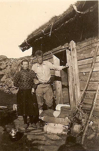 Farfar og Sikke i døra i Hengjane ein flott sommarkveld, og me ser skyggen av farmor som tek bildet. Eg vil tru at dei har gått til Hengjane frå Jøssang, og at bildet er tatt mellom 1932 og 34, den sommaren Sikke døydde