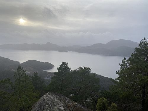 Utsikt mot Ålfjorden fra Krakefjellet, med Hopsfjellet kjenneslig til høyre