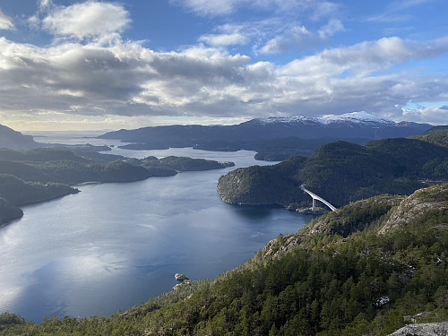 Flott utsikt over ytre del av Sandsfjorden med brua frå 2015. I bakgrunnen dominerer Grytenuten