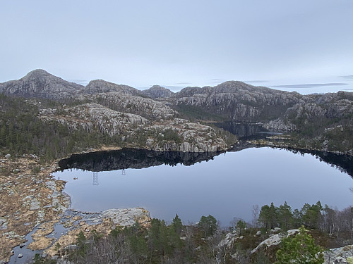 Flott utsikt over Tømmervatnet med utløpet Stemmen sett frå Piggjafjellet. Av toppane dominerer Homsknuten, vidare Kjellsfjellet, Kjeatofjellet og Lomafjellet