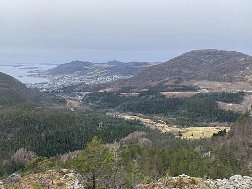 Frå same staden mot Selemork og Jørpeland. Me ser både huset i Selemork og kraftstasjonen. Førlandsåsen dominerer