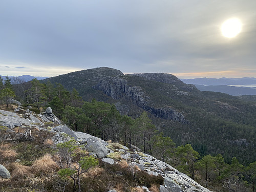 Mot Øykjafjellet (492moh) og Husafjellet (455moh) på andre sida av Kalddalen. Desse må ikkje forvekslast med Øykjafjellet i Dalen og Husafjellet som eg var over på denne turen