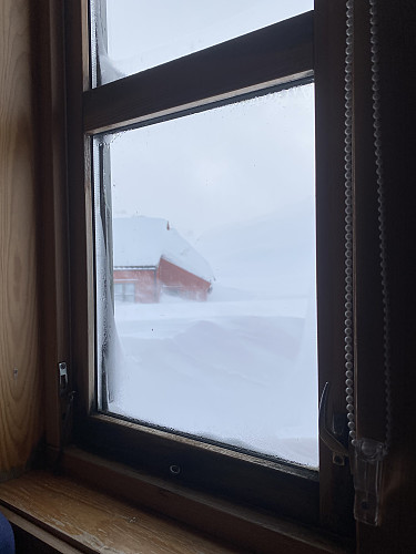 Føyke sett frå hemsen, kor snøen rekk nesten heilt opp til vinduet