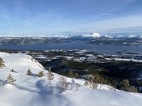 Fra oppunder toppen mot Freifjorden med Aspøya og Bergsøya. Den dominerende toppen er Reinsfjellet