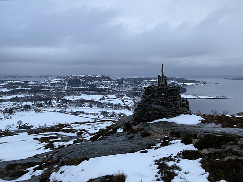 Fra Raudsandberget mot nordspissen av Averøya med Bremsneshatten