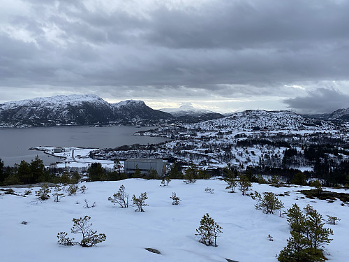 Fra østtoppen på Bremsneshatten med tilbakeblikk mot Raudsandberget og bl.a. Freikollen