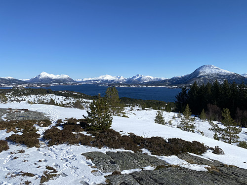 Perlevær på Gossa, her fra Jærmannburet mot Elnesvågen med Jendemsfjellet dominerende