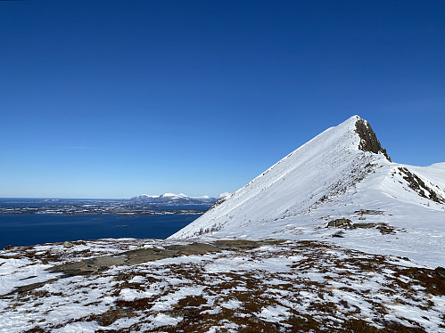 Snøeggen videre mot Rørsethornet, ikke aktuell for meg på skareføre denne ettermiddagen 