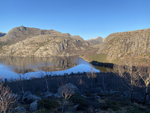 Frå oppunder Småkrokane mot Regnarvatnet og Regnarbotn. Tibergfjellet dominerer til venstre og Heiahodnet kvitnar bakerst