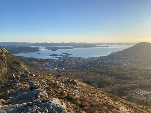 Forbi toppen av Store Krokarfjellet med utsikt over Jørpeland