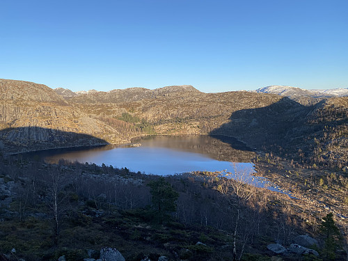 Frå same staden mot Skardtjødna. Moslivarden dominerer kvitkledd bak til høgre, Homsknuten og Guromyrfjellet går nokså i eitt i midten, og lenger til venstre sjåast Naganibba og Revafjellet bakerst