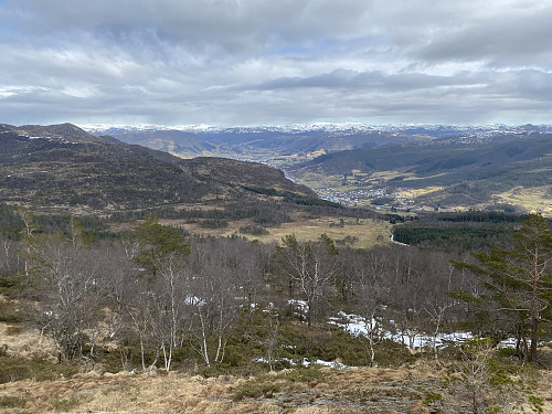 Godt på veg mot toppen med tilbakeblikk mot Ølensvåg. Den dominerende toppen til venstre er Ormåsen