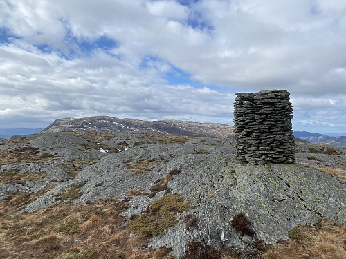 Toppvarden på Bukkanibba med Trollafjellet som bakteppe