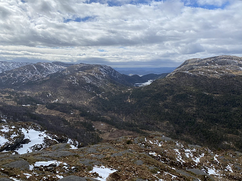 Mot Langavatnet og Vikestølen flankert av Trollafjellet og Javnanuten/Smalanuten