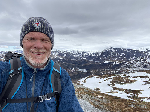 Fornøgd på toppen av Grønlifjellet med Bjønndalsnuten som bakteppe