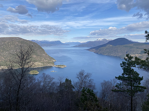 Flott utsikt over Vatsfjorden, Yrkefjorden og Vindafjorden bakerst. Dei dominerande toppane til høgre er Gaupåsen og Grytenuten