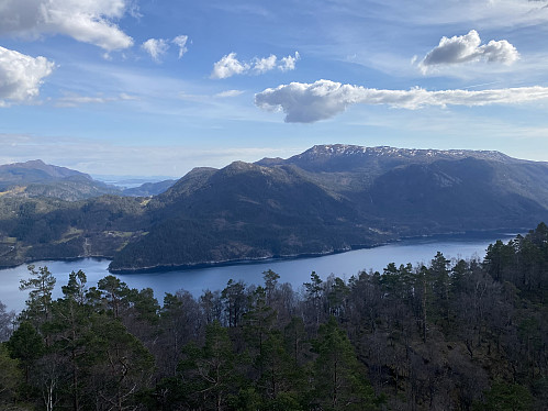 Mot Vassendvik og Lammanuten på andre sida av Yrkefjorden. Bak til venstre stikk óg Stølanuten seg fram