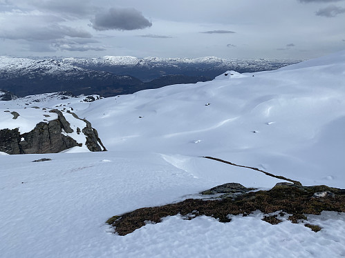 Frå toppryggen med utsikt mot Suldalseidet ved Hylsfjorden. Til venstre for midten sjåast Mårheinuten/Vinjanuten