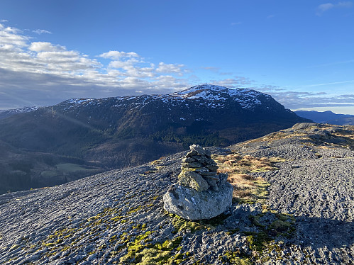 Toppvarden på Ramnafjellet med Lysenuten som ruvande bakgrunn