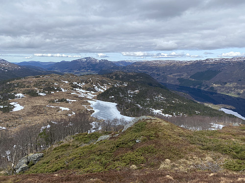 Frå same staden mot Fjellgardsvatnet og "den andre" Lysenuten. Nærast sjåast den isdekte Stølstjødna