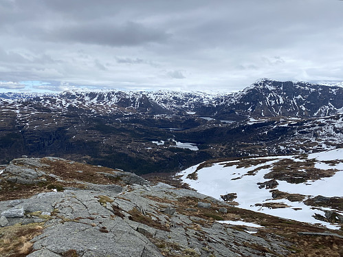 Same utsikten med Bjønndalsnuten og -vio  dominerande. Alle vatna på rekke og rad er Krossvatnet, Djupatjødna, Botnavatnet og jamvel ein flik av Nordre Bjønndalsvatnet