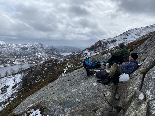 Mat- og kaffipause i godt le nedanfor toppen med utsikt mot Velavatnet og Ullsvatnet med Ullsfjellet dominerande