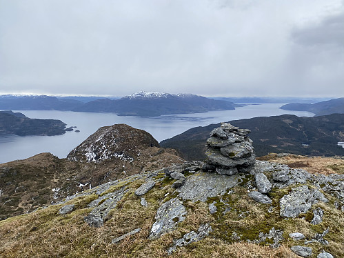 Frå Høgafjellet mot Vindafjorden med høgreiste Bårnuten nærast og like høgreiste Grytenuten som bakteppe