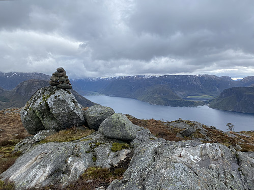 Høgaste punkt på Uburen med utsikt mot Høgsfjorden med Oltesvik og Dirdal