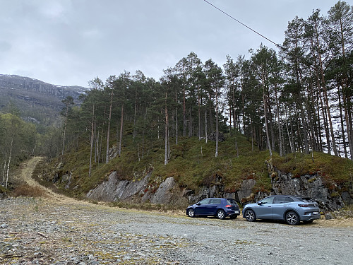 Frå parkeringa ser me som venta opp til utsiktsvarden meir enn 500 hm ovanom
