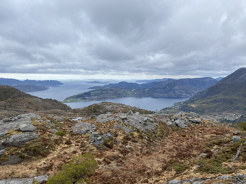Mot Høgsfjorden og munninga av Lysefjorden med Oanes og Lysefjordbrua