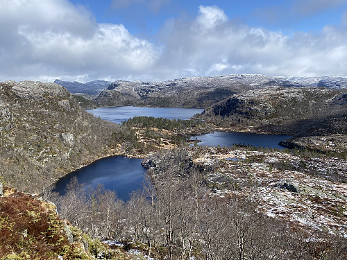 Minst like flott utsikt over Troppevatnet og -tjødnane. Karakteristiske toppar er kvasse Naganibba og avrunda Husafjellet bakerst, og med turmålet mellom seg