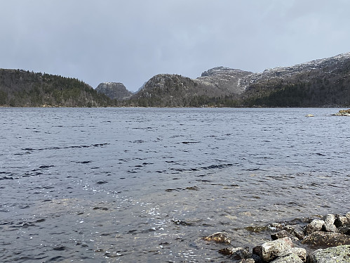 Ved utløpet av Troppevatnet. Turmålet, den bratte sørhammaren og ryggen eg skal opp sjåast midt i bildet, og i skardet lurer Kruna seg med