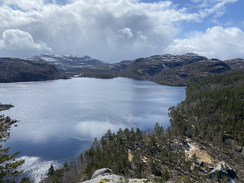 Vel oppe av sørhammaren åpnar det seg flott utsikt over Troppevatnet. Dei dominerande toppane er Neverdalsfjellet og Løknuten