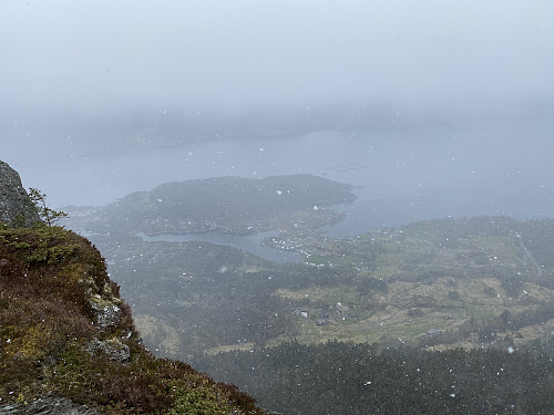 Utsikt mot Kvaløy gjennom snøbyga