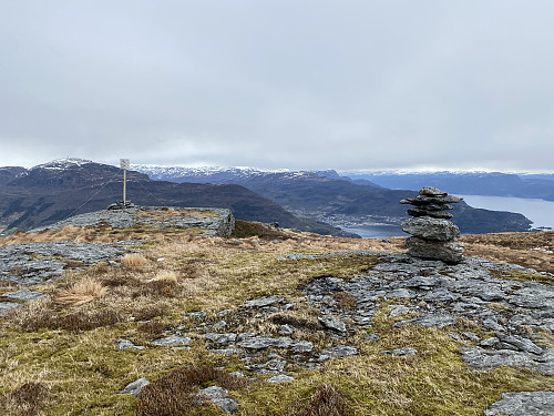 Toppvarden og trigpunktet på Høgafjellet. Ellers ser me Lysenuten og Vikedal