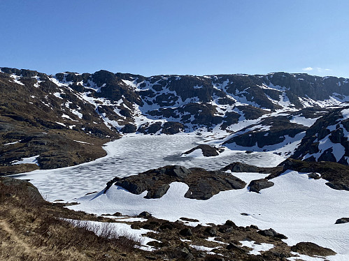 Retur med overblikk over Ytre Jordavatnet der isen endeleg ser ut til å tynnast