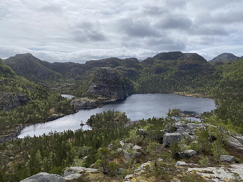 Flott utsikt over Øyavatnet og Kvelven frå oppunder sekundærtoppen i nord