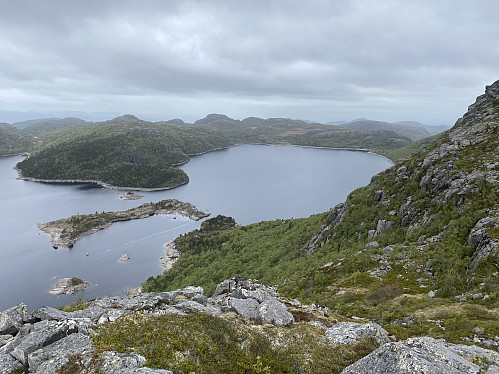 Frå toppen av Kollåsen mot Svortingsvatnet med Rovaneset
