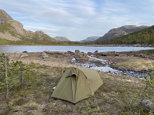 Flott teltplass like innanfor stemmen. Liaknuten sjåast til høgre, og i bakgrunnen dannar Steinfjellet og Bratteliknuten porten mot Lysefjorden