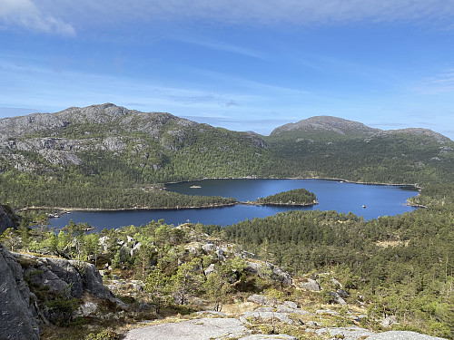 Frå same staden mot Holmavatnet. Heiahodnet og Krossfjellet stikk seg fram